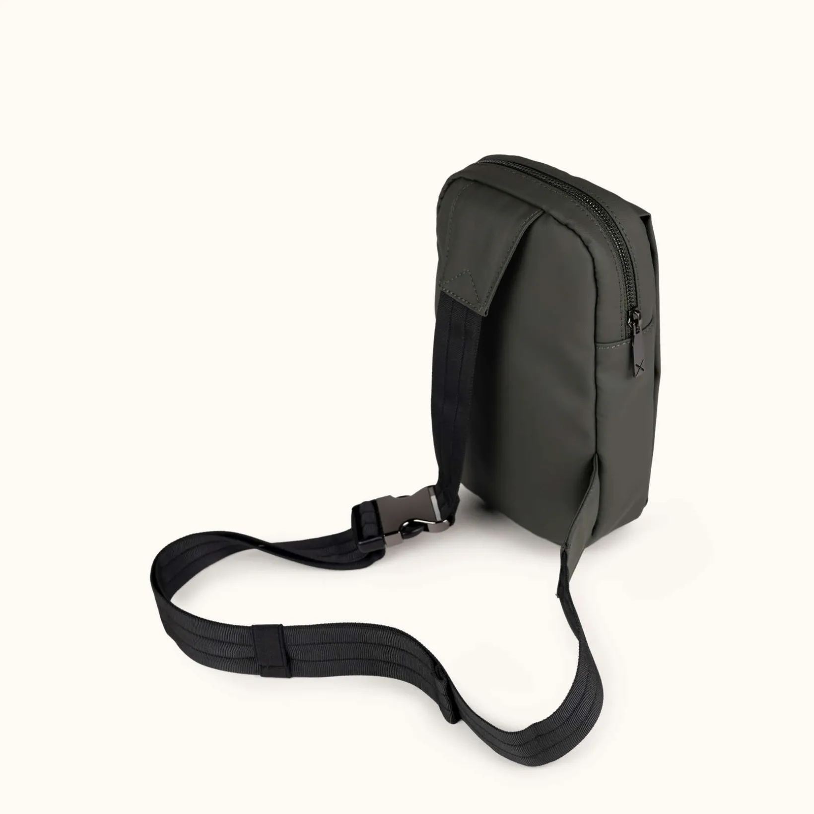 PEAK RECYCLED FW25 CROSSBODY BACKPACK C/KHAKI