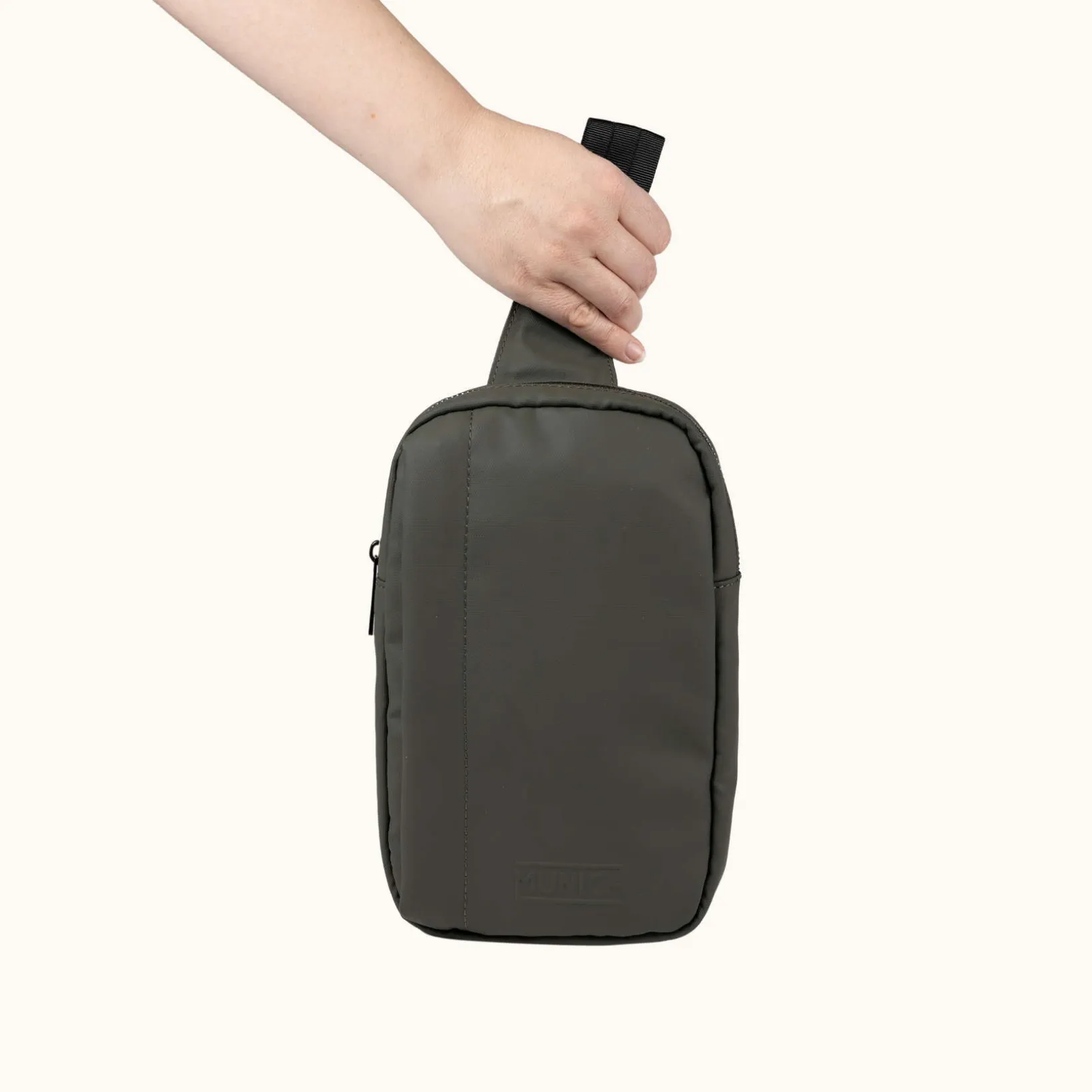 PEAK RECYCLED FW25 CROSSBODY BACKPACK C/KHAKI