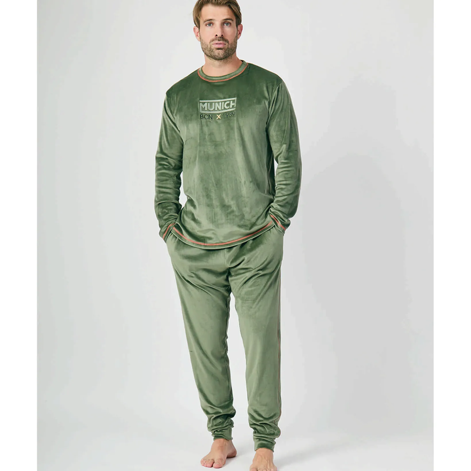 Pijama MUNICH hombre dos piezas de terciopelo verde.