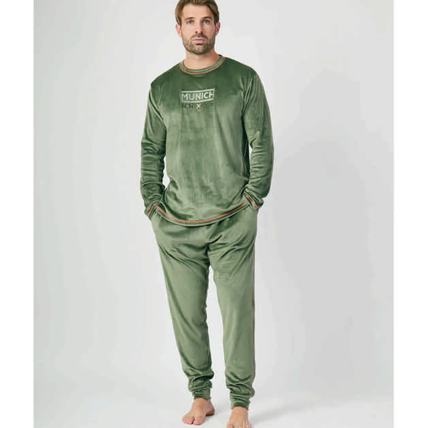 Pijama MUNICH hombre dos piezas de terciopelo verde.